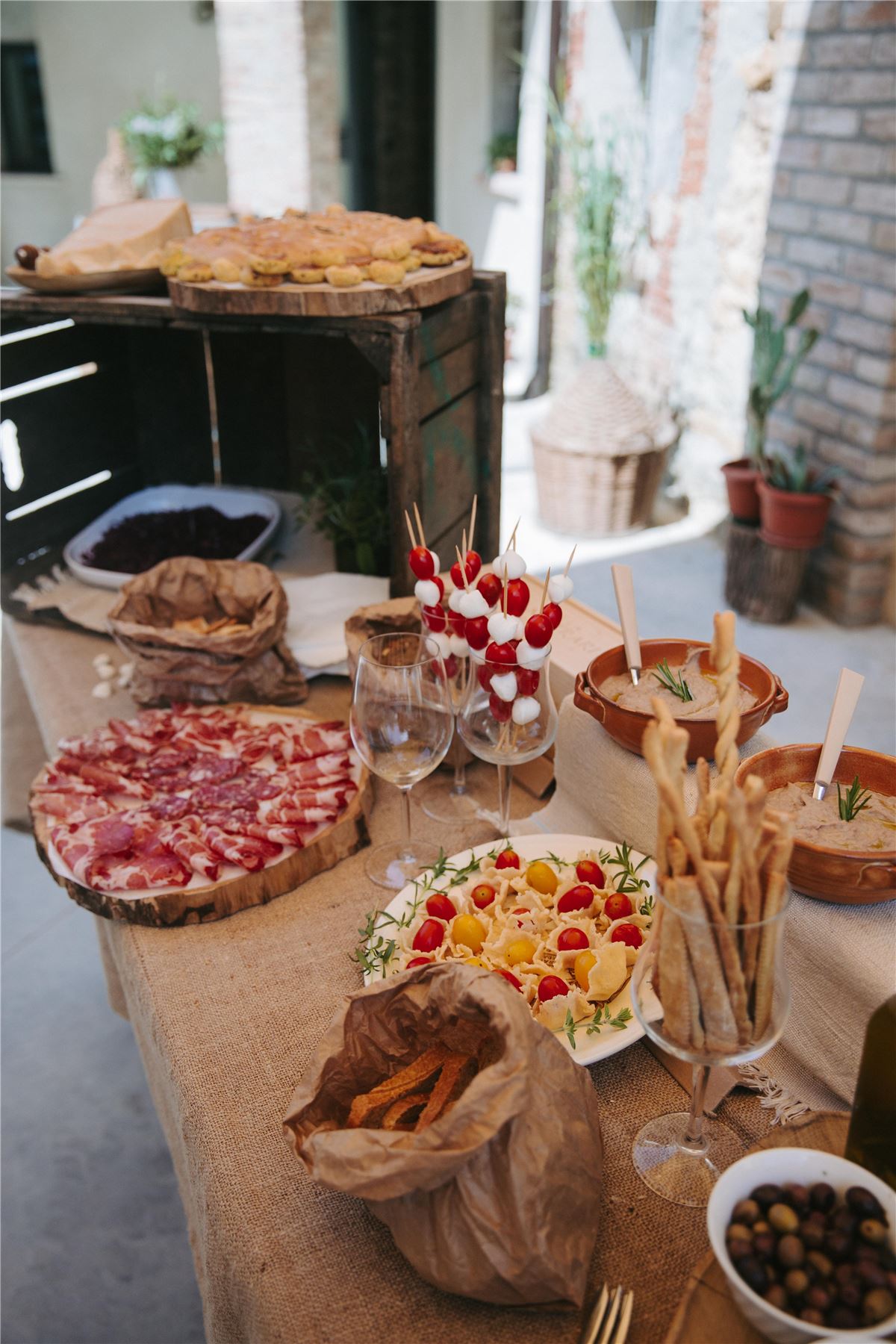Tavola apparecchiata con salumi, focaccia e stuzzichini