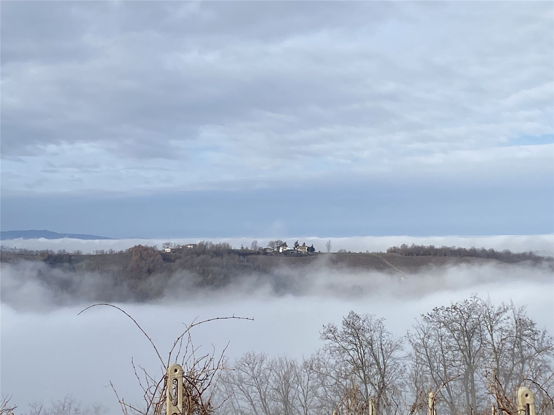 Il mare di nebbia sotto le colline