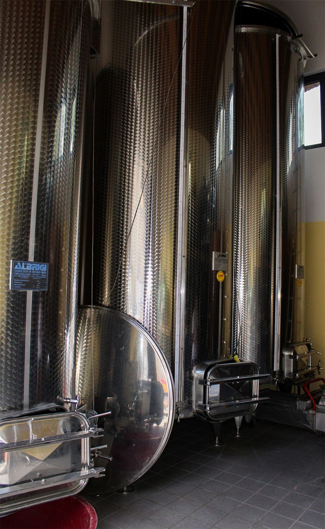 Le vasche d’acciaio in cantina