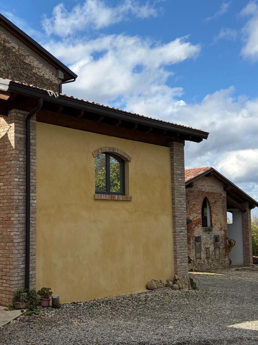 Una casa del borgo con le pareti gialle sotto il cielo azzurro