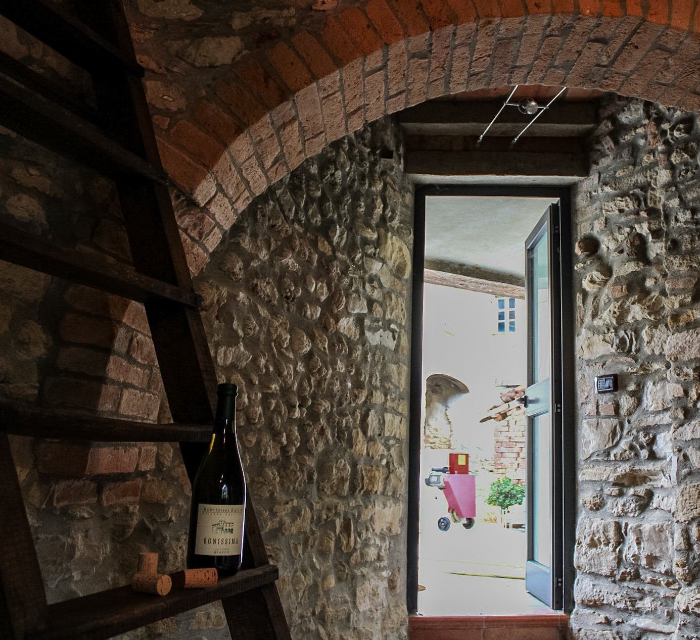 Scaffale in legno della cantina con una bottiglia