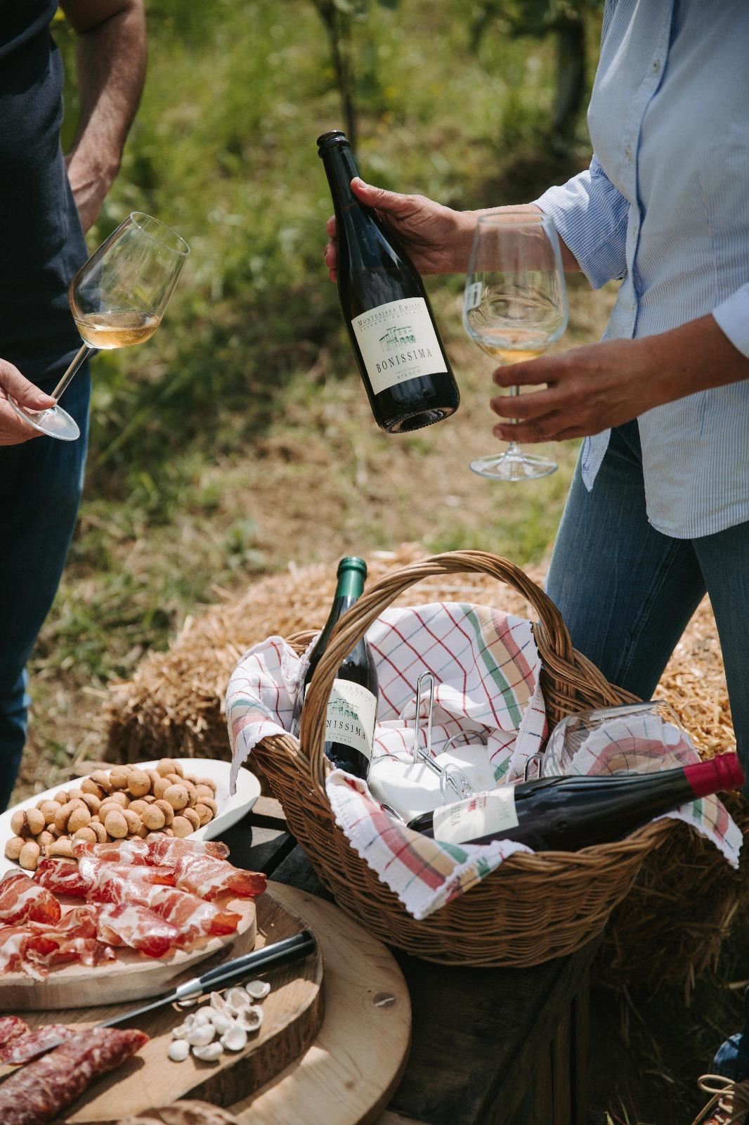 Cesto da picnic con taglieri e bottiglia