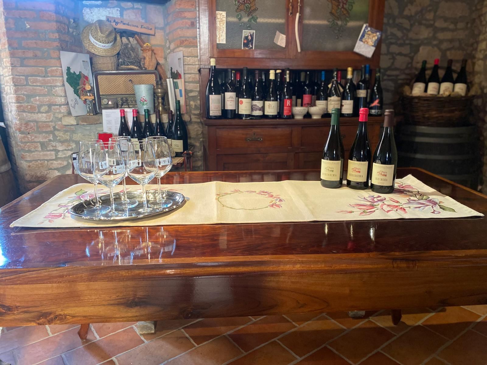 Saletta di degustazione con calici e bottiglie