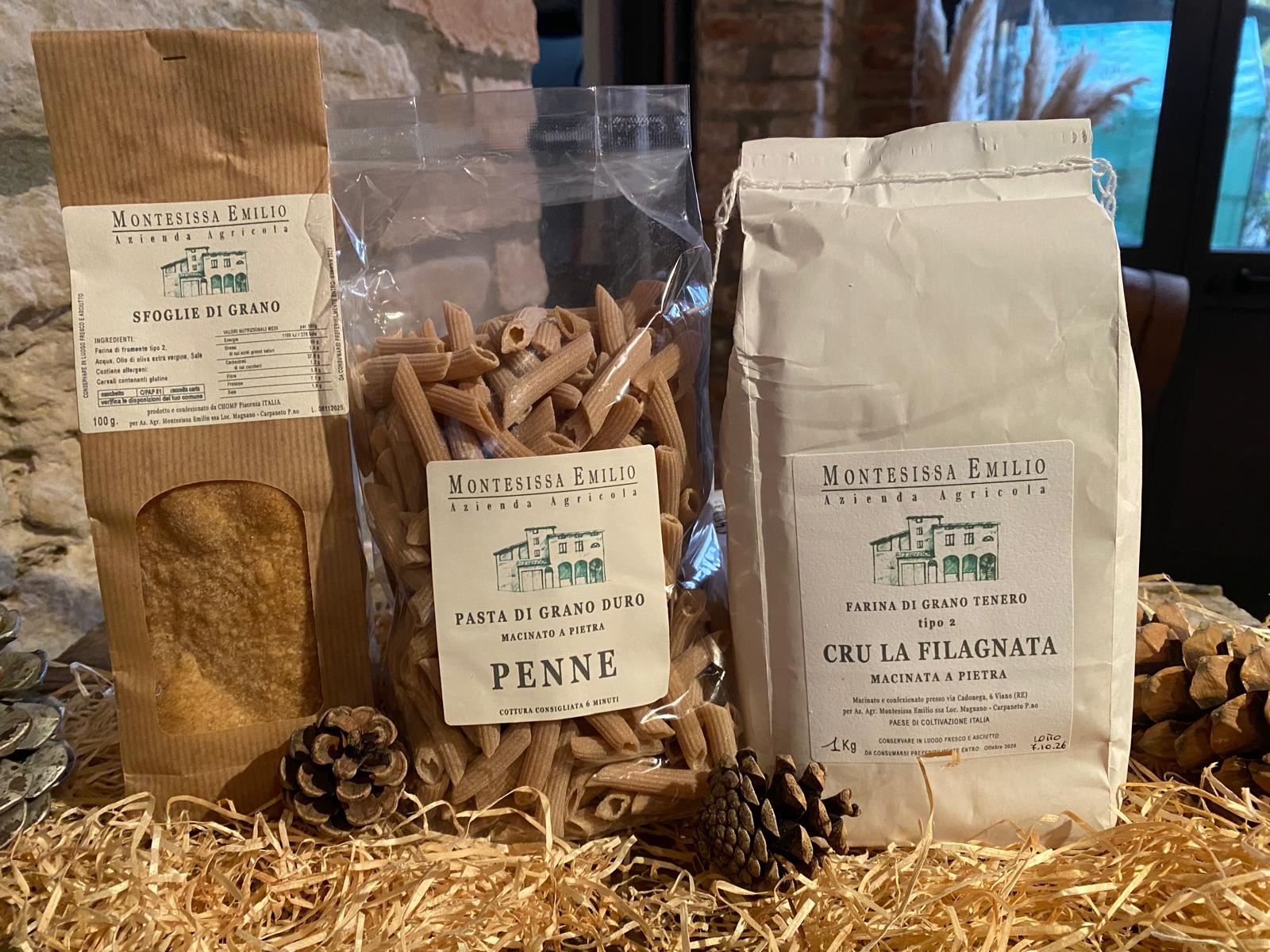 Farina, pasta e sfoglie di grano Montesissa su un letto di paglia