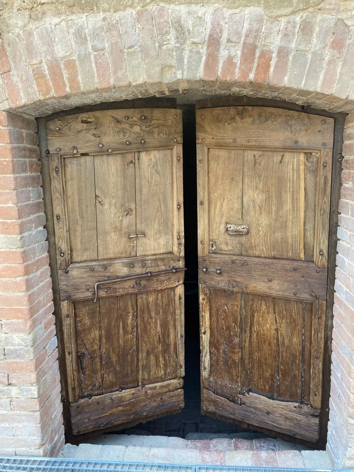 Antico portone in legno del borgo