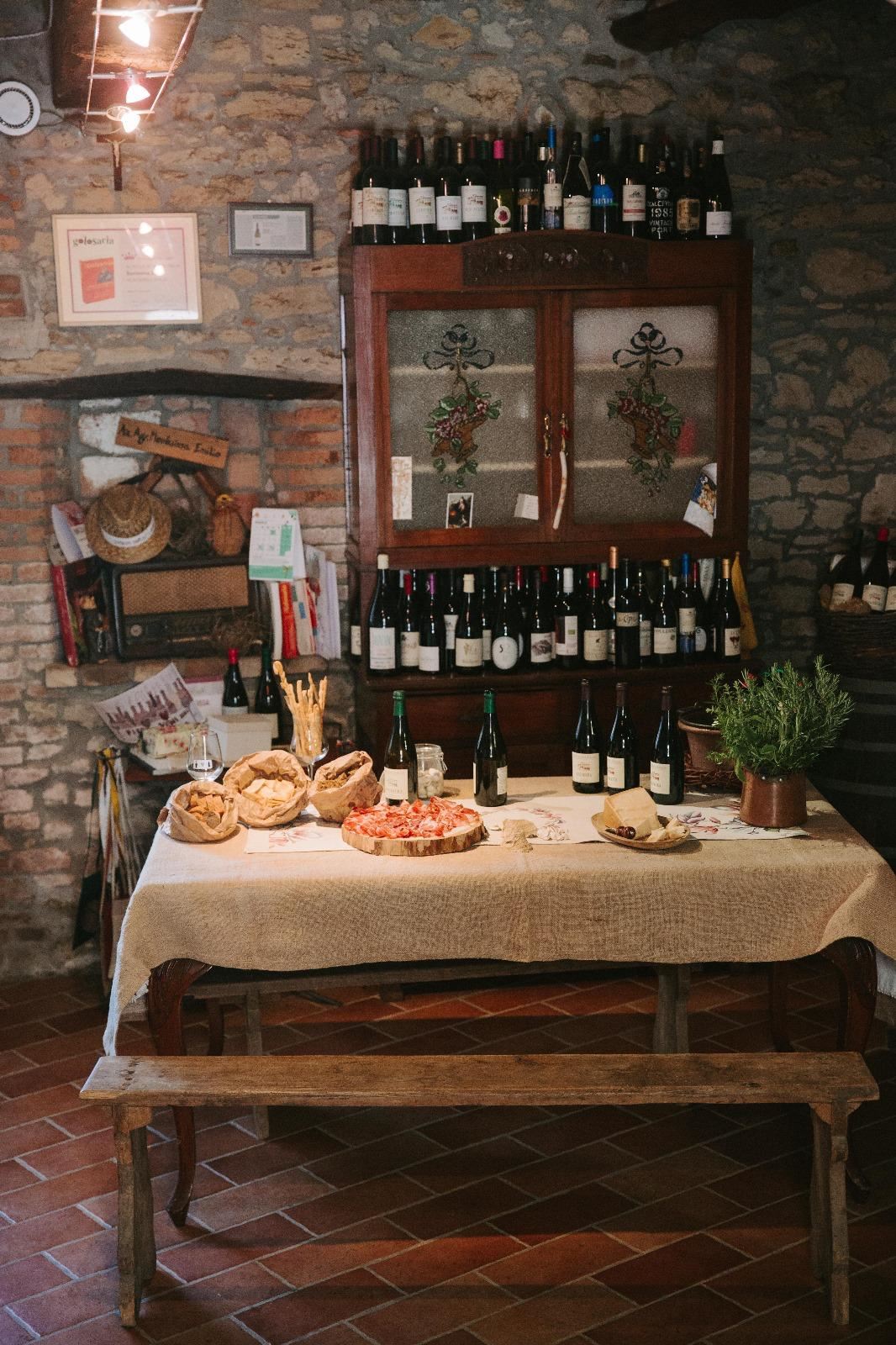 La saletta di degustazione con la vetrina dei vini